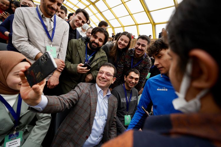 İBB'den Üniversitelilere Ulaşım Desteği