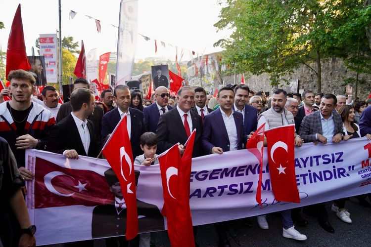 Binlerce Yurttaş Dolmabahçe'den Beşiktaş'a Yürüdü