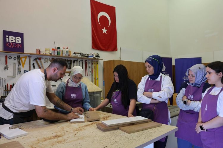 İBB'den Kadınlara Marangozluk Eğitimi