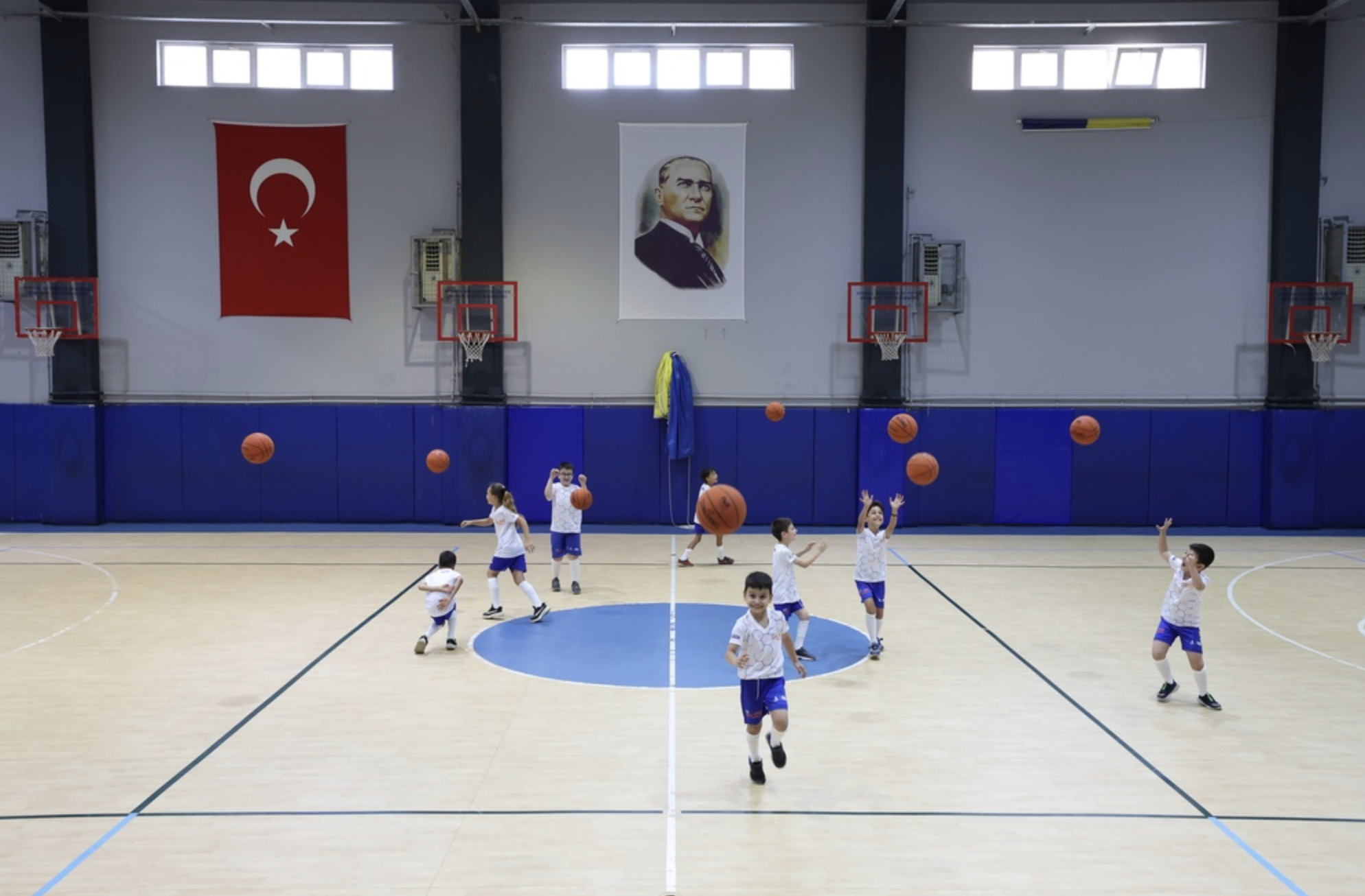 Okul Spor Salonlarında Çalışmalar Sürüyor