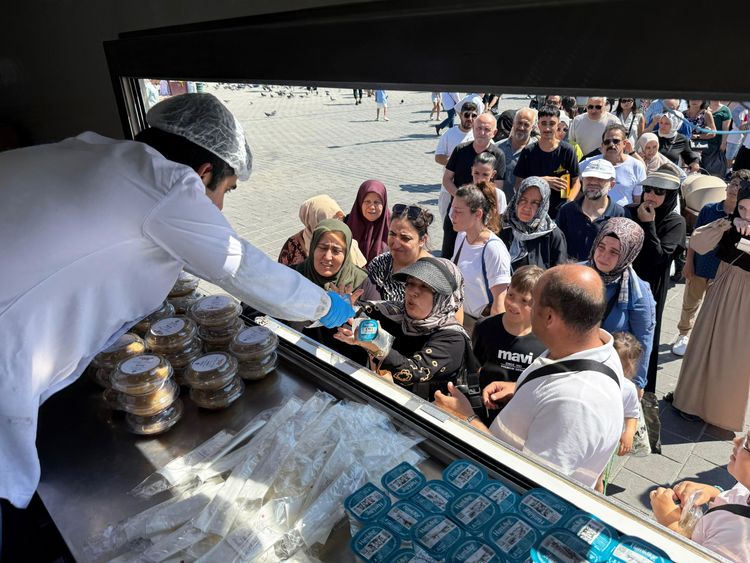 15 bin Kişiye Aşure Dağıtıldı