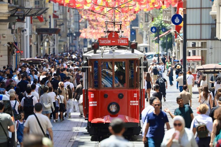 İstanbul'un Tarihi Nostaljik Tramvayı Yenilendi