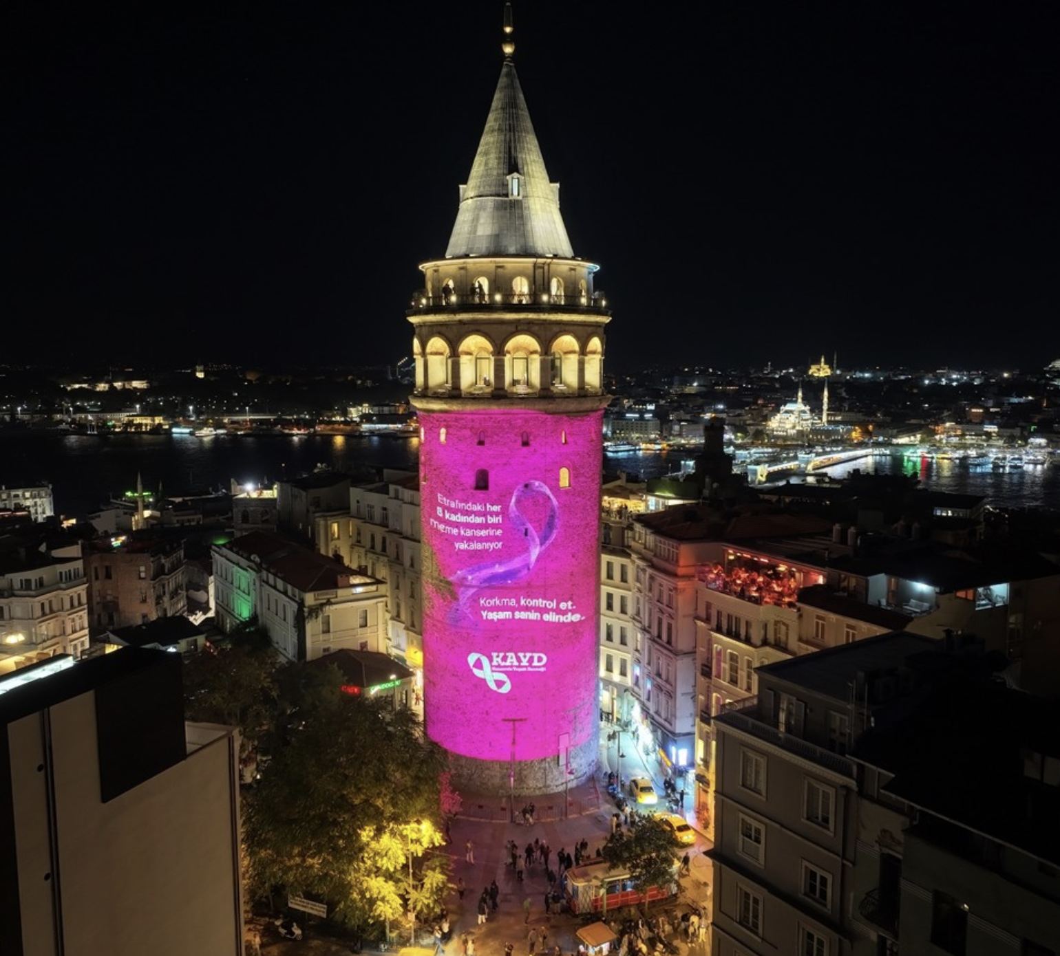 Galata Kulesi Pembe Işıklarla Aydınlatıldı