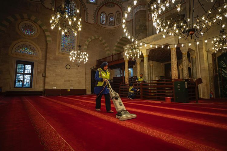 İBB Tarihi Camileri Titizlikle Temizliyor