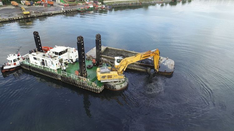 Haliç'te Temizlik Aralıksız Sürüyor