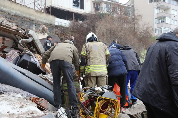 Fatih'deki Arama Kurtarma Çalışmaları Sürüyor