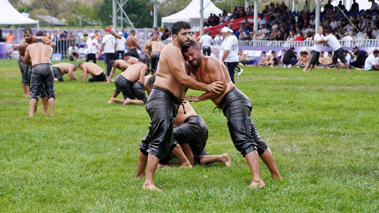 Ulugazi Yağlı Güreşleri’nde Başpehlivan Orhan Okulu